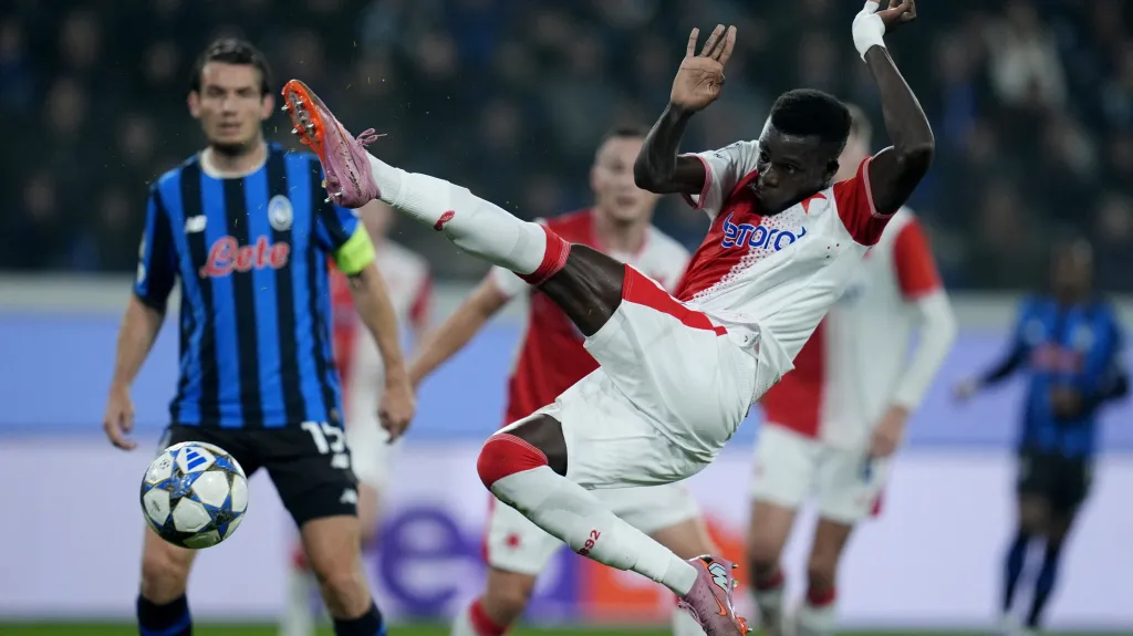 Mbodji ze Slavie v zápase Atalantou Bergamo