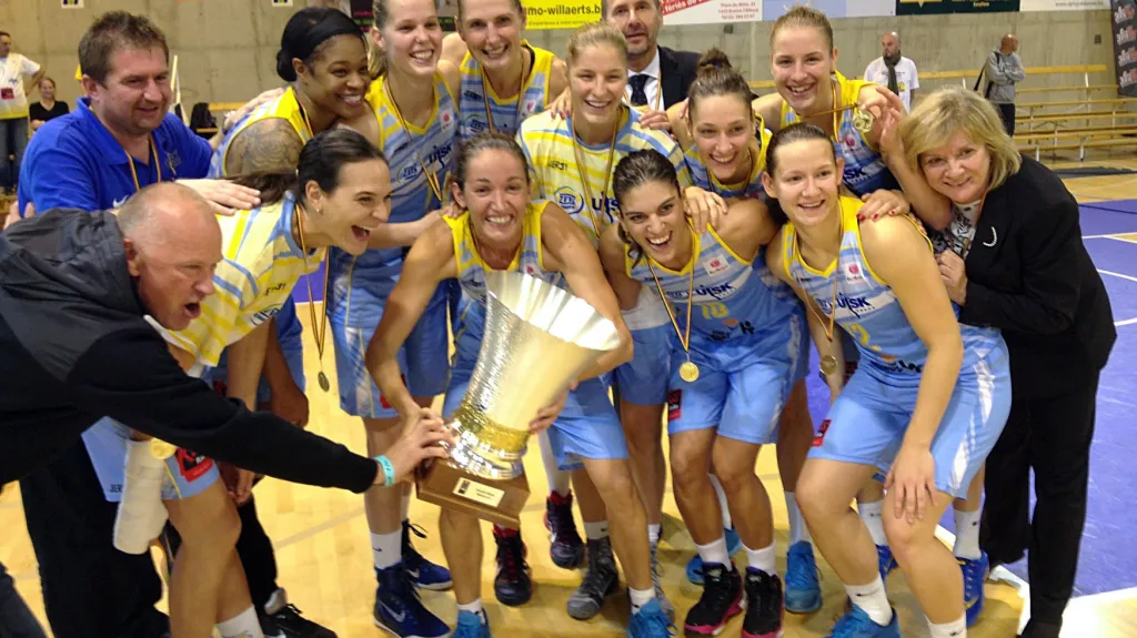 Tým ZVVZ USK s trofejí za triumf v Superpoháru