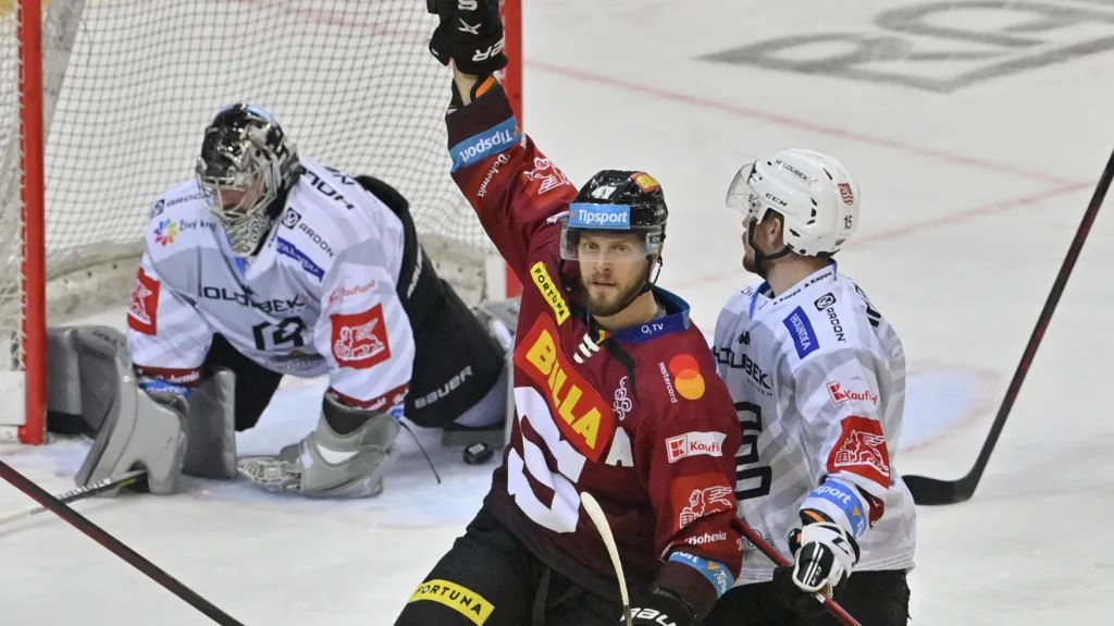 Sparťan Jan Buchtele překonává karlovarského brankáře Filipa Novotného