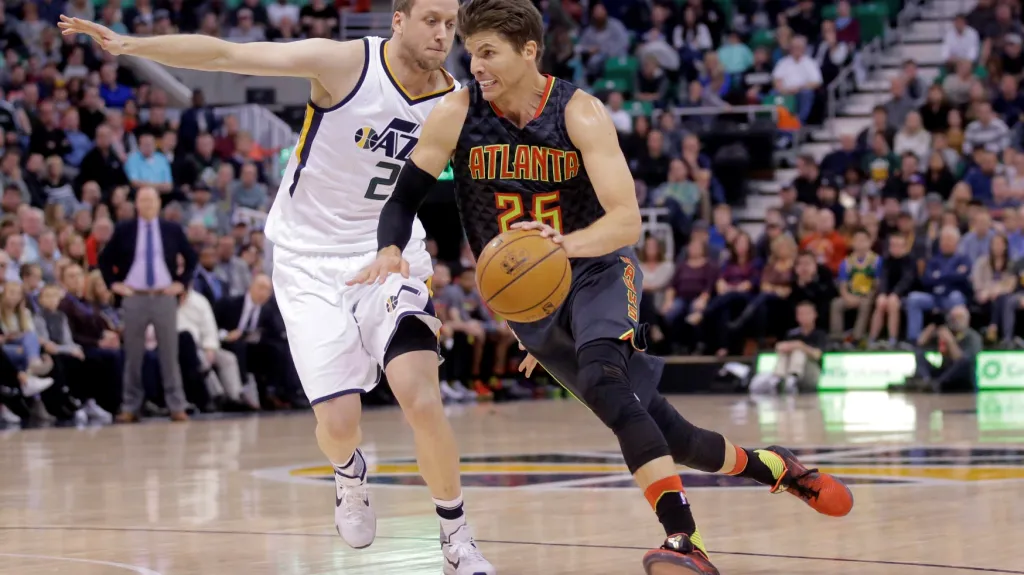 Kyle Korver (vpravo) ještě v dresu Atlanty
