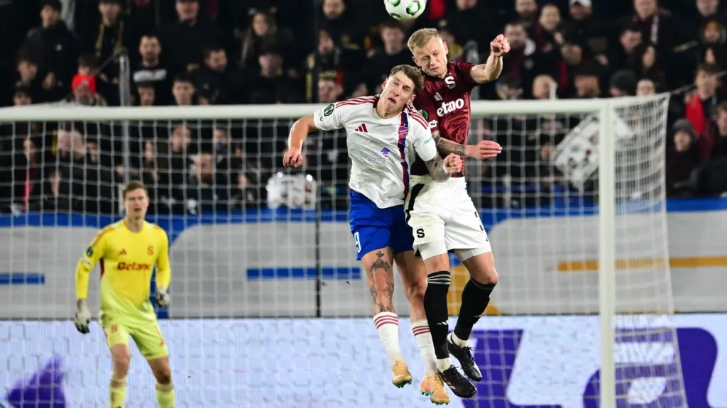Patryk Makuch a Jaroslav Zelený v utkání Sparty s Čenstochovou