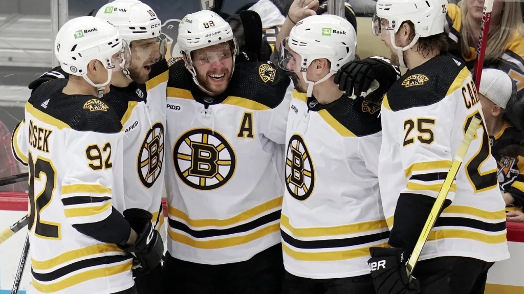 David Pastrňák se raduje se spoluhráči