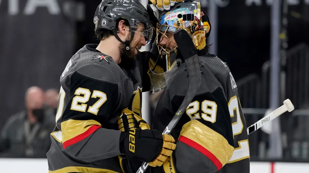 Shea Theodore se raduje s Marcem-Andrém Fleurym