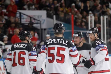 Tyson Barrie z Kanady (druhý zprava) si na MS už nezahraje