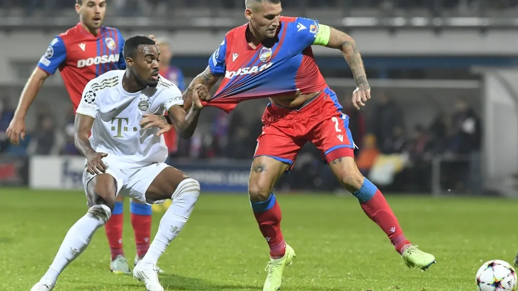 Lukáš Hejda z Plzně (vpravo) v utkání Ligy mistrů