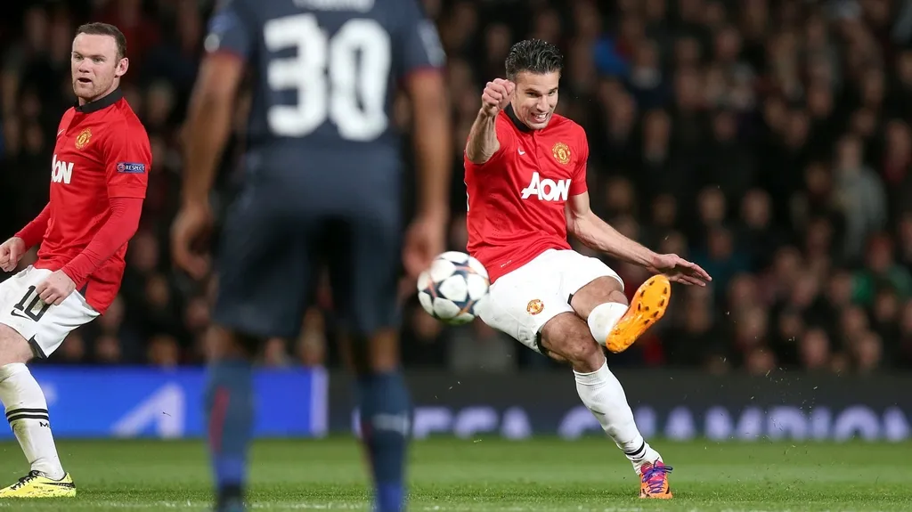 Robin van Persie střílí třetí ze svých gólů proti Pireu