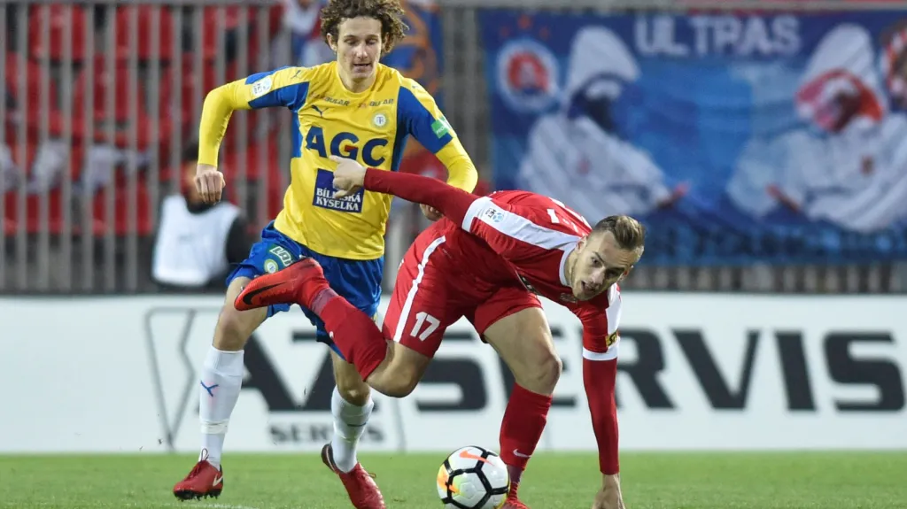 Alex Král (vlevo) v utkání s Brnem