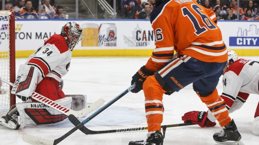 Petr Mrázek v utkání proti Edmontonu