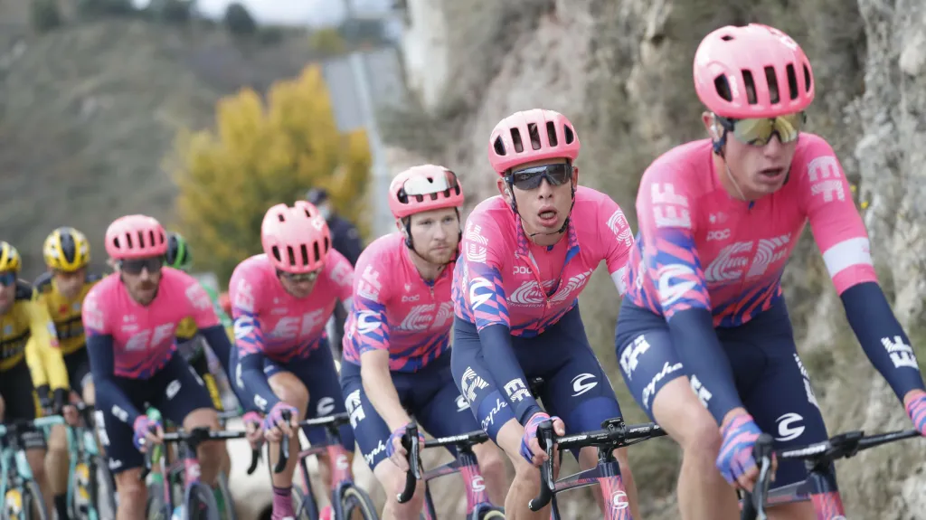 Hugh Carthy (druhý zprava)