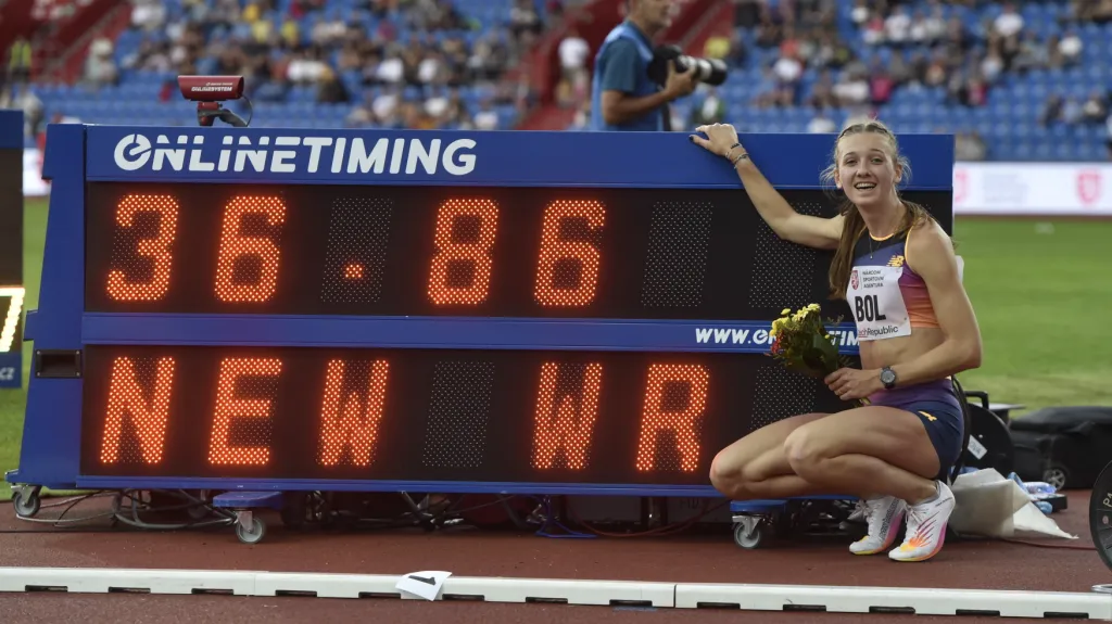 Nizozemka Femke Bolová po zaběhnutí světového rekordu na 300 metrů překážek