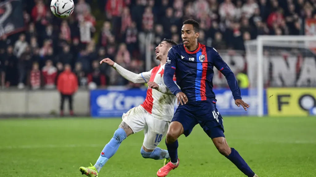 Jhon Mosquera z Plzně (vpravo) v utkání se Slavií