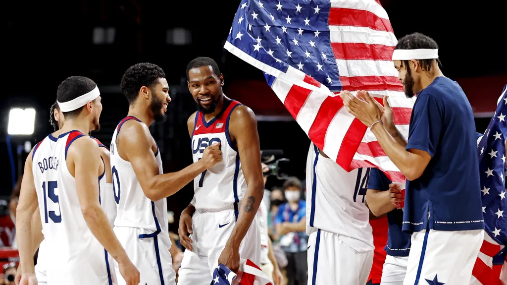 Američtí basketbalisté slaví olympijský triumf