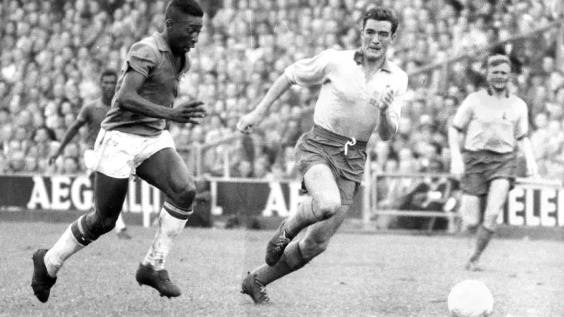 Brazilec Pelé ve finále MS 1958 proti Švédsku