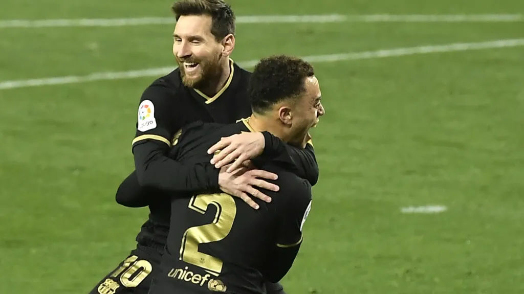 Sergino Dest slaví svou branku s Lionelem Messim