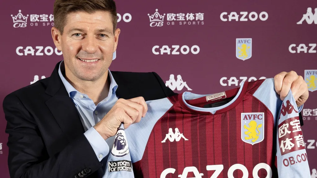 Trenér Steven Gerrard pózuje s dresem Aston Villy