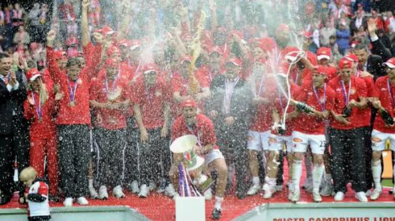 Fotbalisté Slavie s pohárem pro ligového mistra