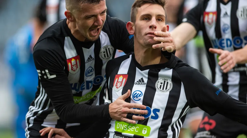 Benjamin Čolič gratuluje ke gólu Lukáši Havlovi z Českých Budějovic