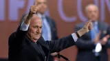 Kontroverzní Blatter zůstává v čele FIFA