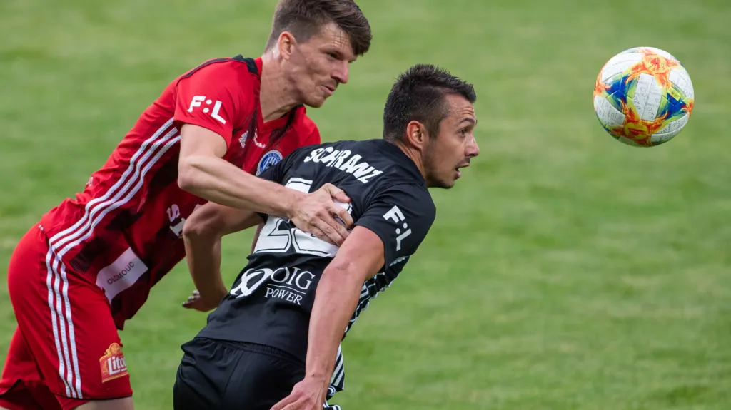 Jan Štěrba a Ivan Schranz bojují o míč