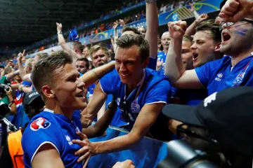 Slavící Arnor Ingvi Traustason s fanoušky