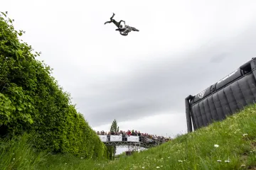 Filip Podmol skáče přes Taxisův příkop