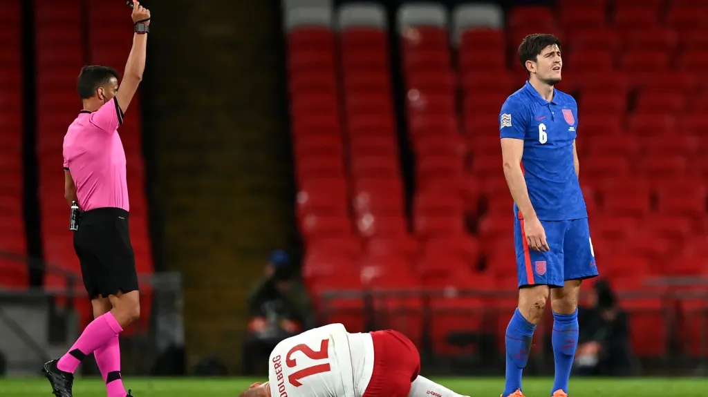 Harry Maguire uviděl v duelu s Dánskem červenou kartu