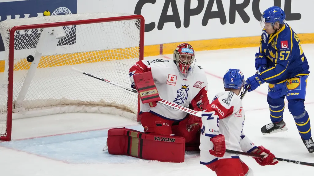 Šimon Hrubec inkasuje proti Švédsku