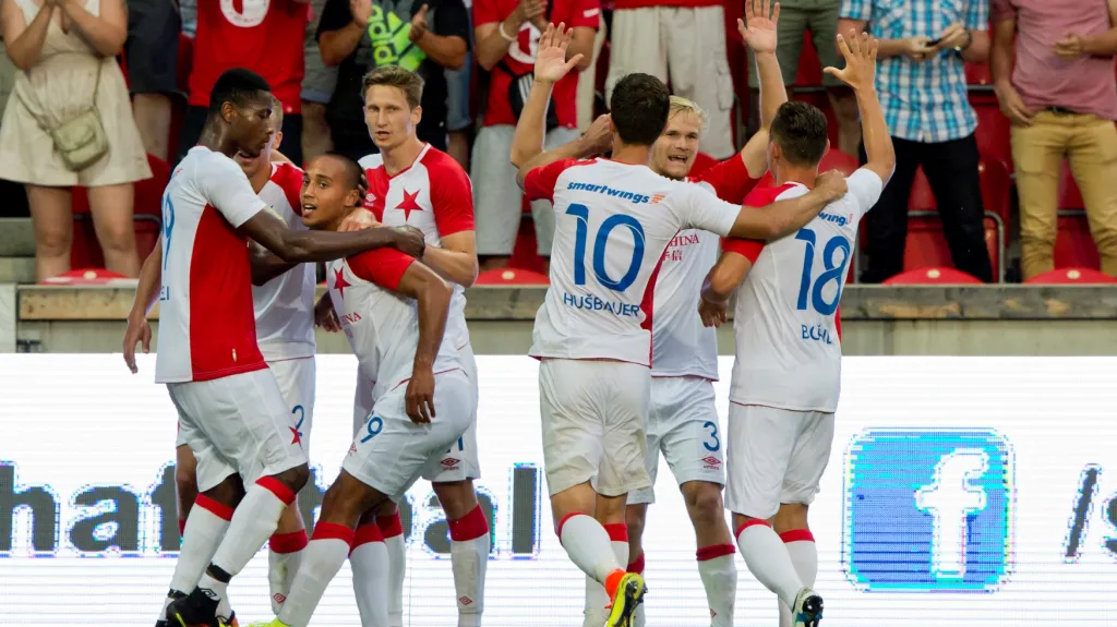 Fotbalisté Slavie se radují ze vstřelené branky