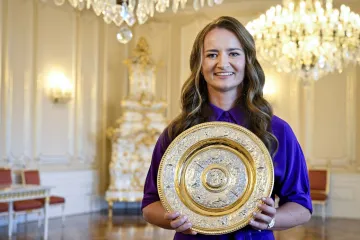 Barbora Krejčíková s wimbledonskou trofejí