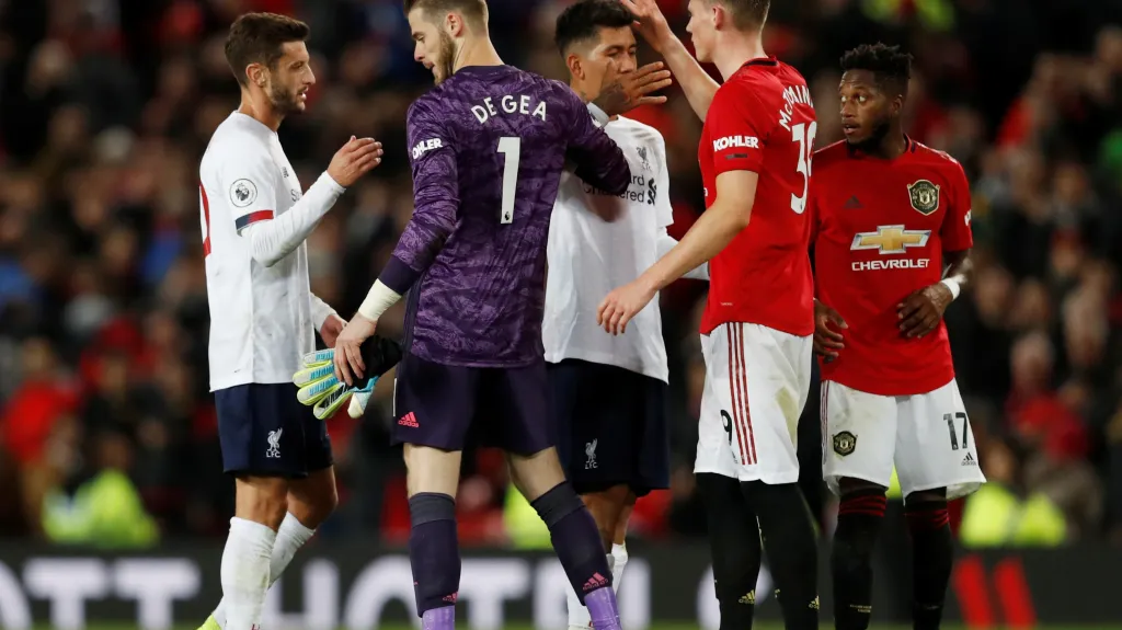 Hráči Manchester United a Liverpoolu po vzájemném utkání