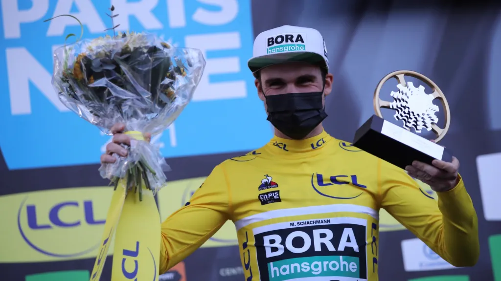 Maximilian Schachmann s trofejí pro vítěze Paříž-Nice