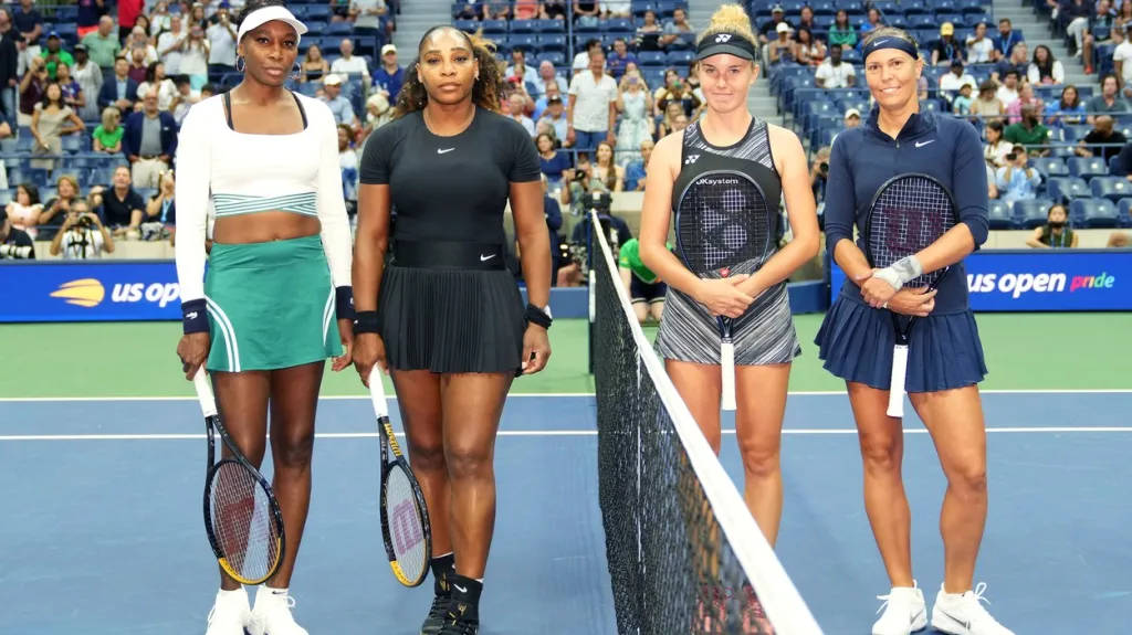 Linda Nosková (druhá zprava)