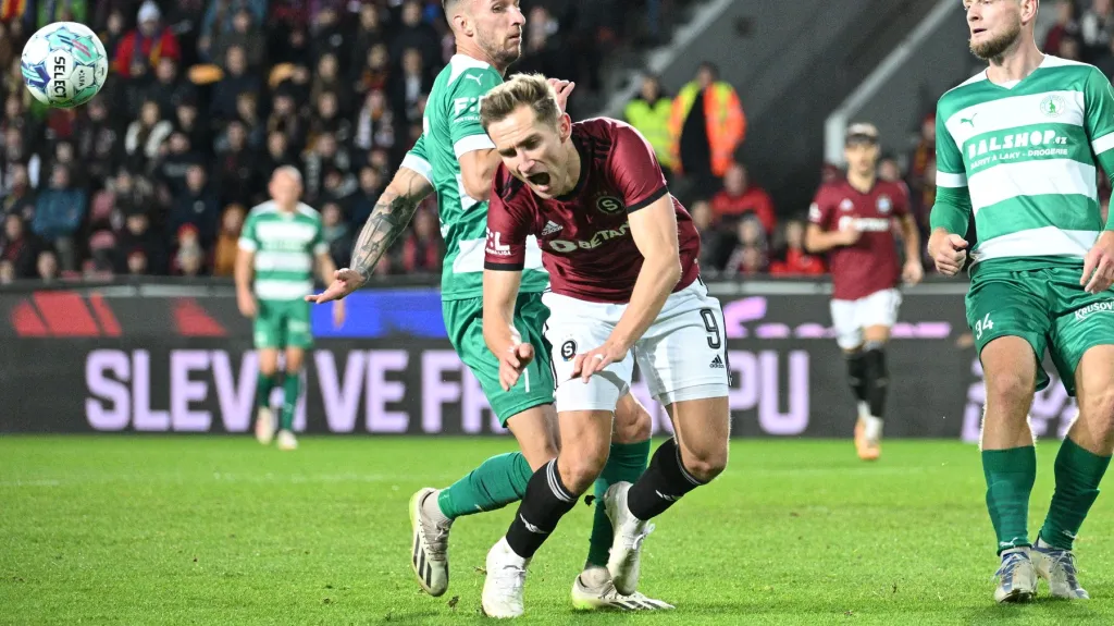 Jan Kuchta padá po faulu Matěje Hybše