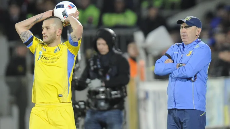 Trenér Rostova Kurban Berdyjev sleduje svého svěřence Fedora Kudrjašova