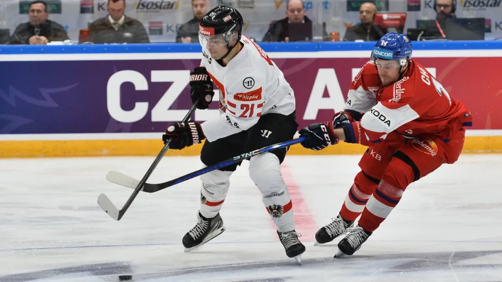 Filip Chlapík (vpravo) v utkání proti Rakousku