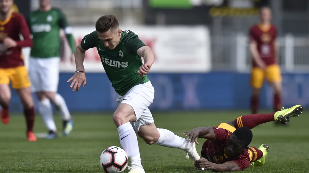 Mohamed Doumbia fauluje Jakuba Považance