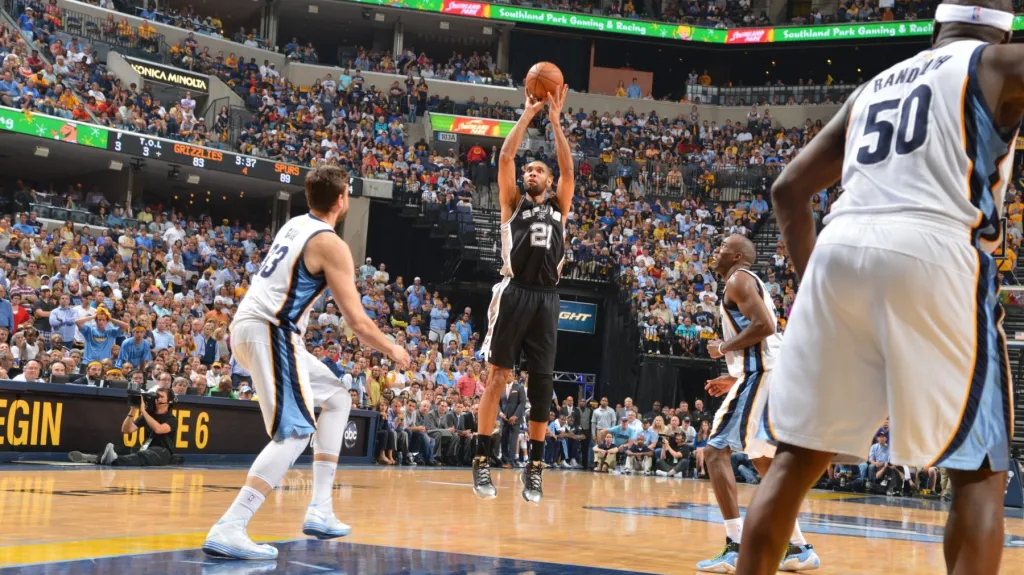 Tim Duncan střílí na koš Memphisu