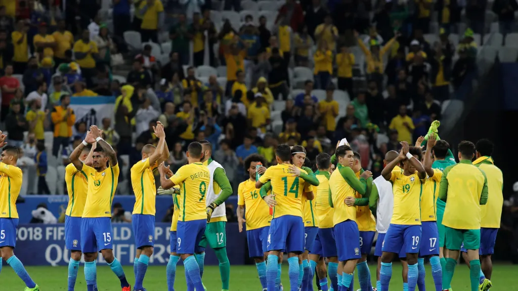 Fotbalisté Brazílie děkují fanouškům za podporu