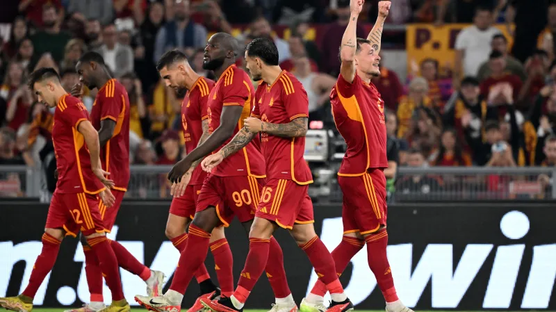 Fotbalisté AS Řím se radují z gólu