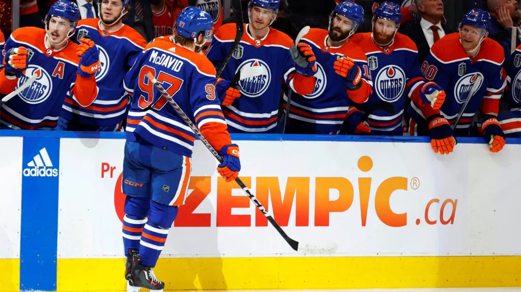 Connor McDavid slaví s hráči Edmontonu