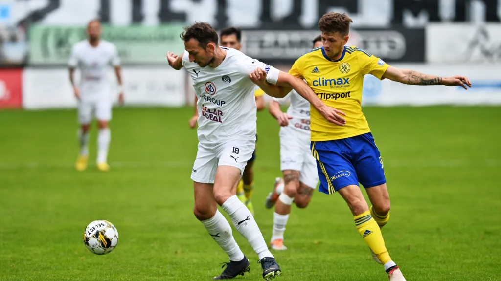 Libor Kozák (vlevo) v souboji o míč s Lukášem Bartošákem