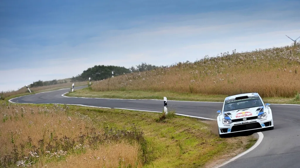 Ogier vede po druhém dnu jasně Britskou rallye