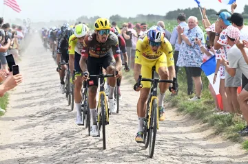 Waut van Aert slavící během etapy na Tour de France