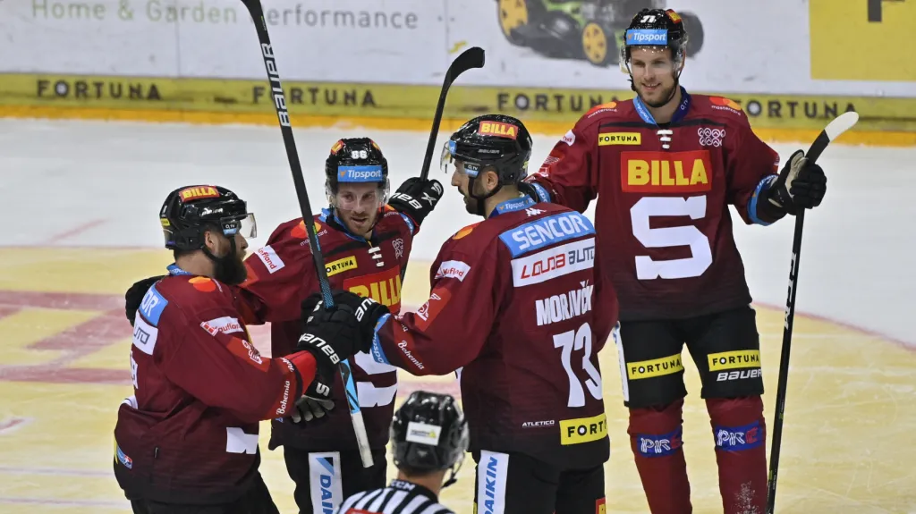 Hokejisté Sparty se radují z branky