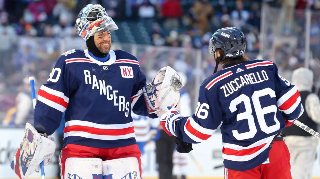 Brankář NY Rangers Henrik Lundqvist se raduje z výhry se spoluhráčem Matsem Zuccarellem
