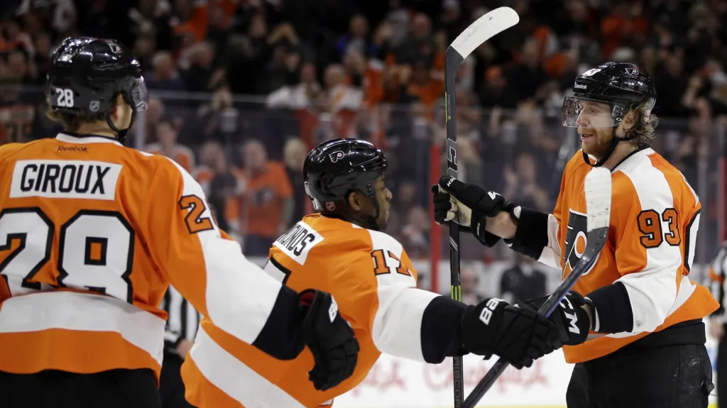 Jakub Voráček přijímá gratulace od spoluhráčů