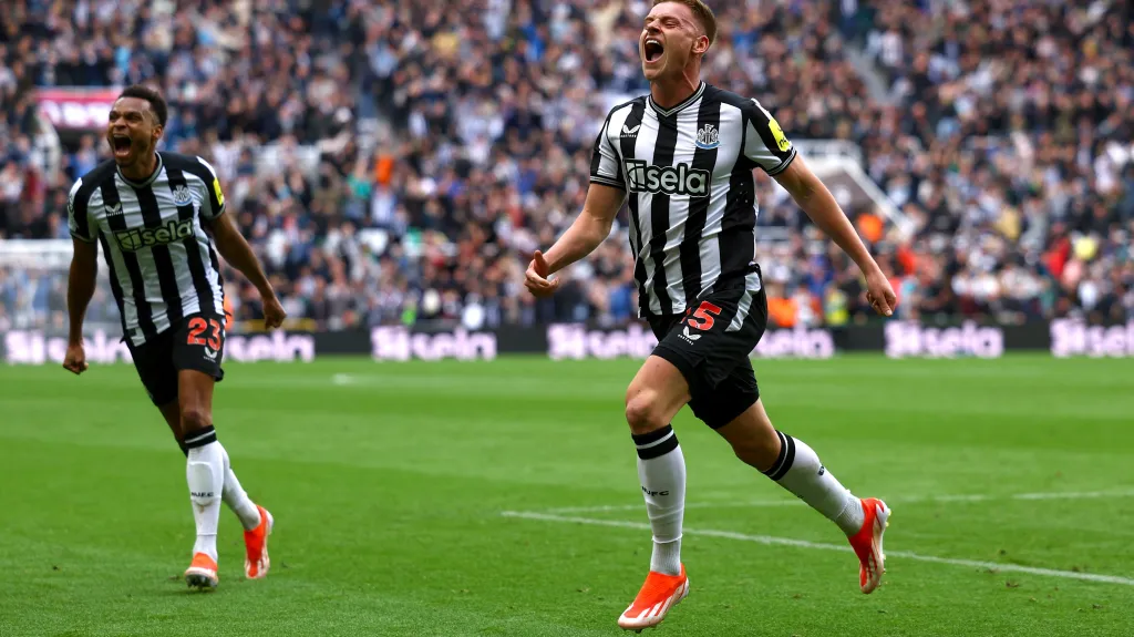 Harvey Barnes z Newcastlu (vpravo) oslavuje gól v Premier League