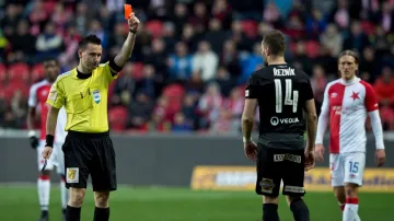 Radim Řezník inkasuje červenou kartu