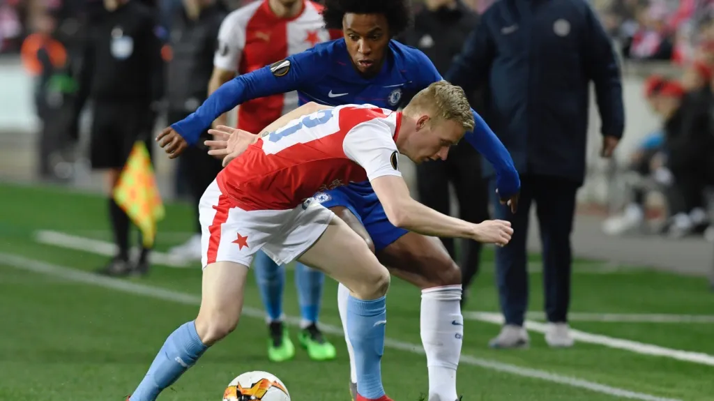 Slávista Petr Ševčík v souboji s Willianem z Chelsea
