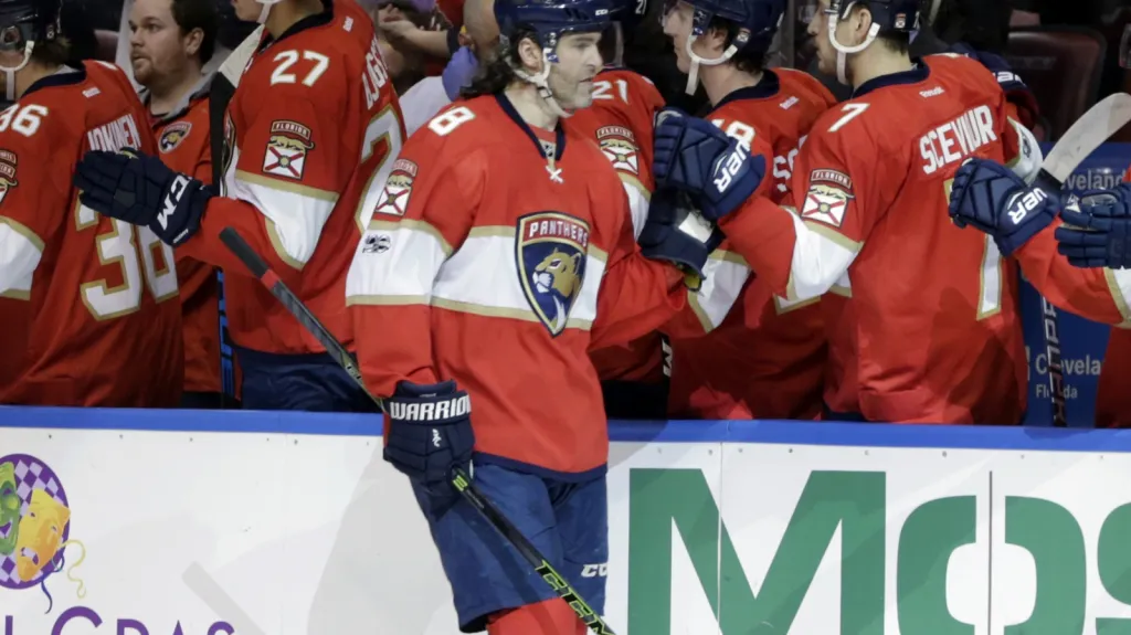 Jaromír Jágr slaví gól se spoluhráči